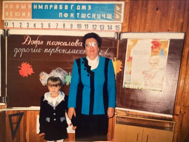Людмила Евгеньевна Сюртукова с внучкой. Надпись на доске сделана также рукой педагога | Источник: предоставлено Еленой Савченко