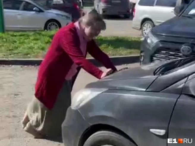 Водители не поняли, что перед ними художница, которая пишет стихи к своим картинам | Источник: читатель E1.RU