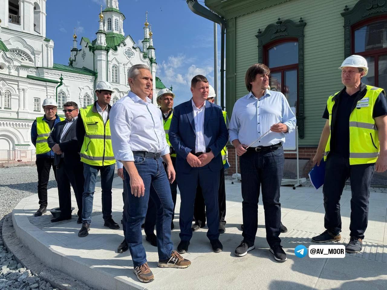 Я шагаю по Тюмени: мэр города прогулялся по стройплощадкам в кроссовках за 50 тысяч рублей