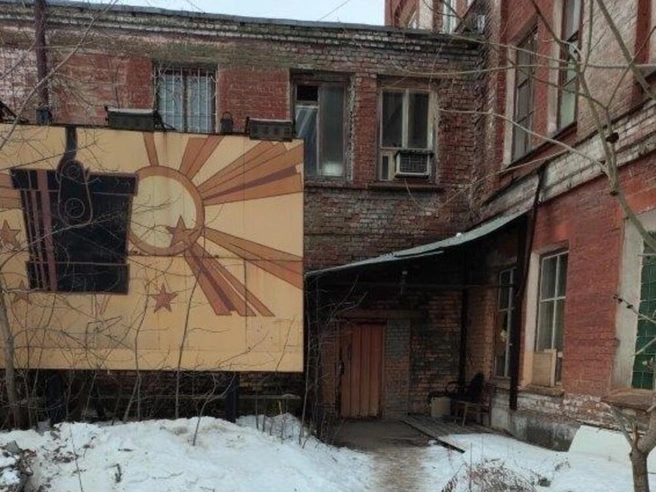 Снаружи здание выглядит неприметно, но внутри оно может обеспечить безопасность. | Источник: ГИС Торги