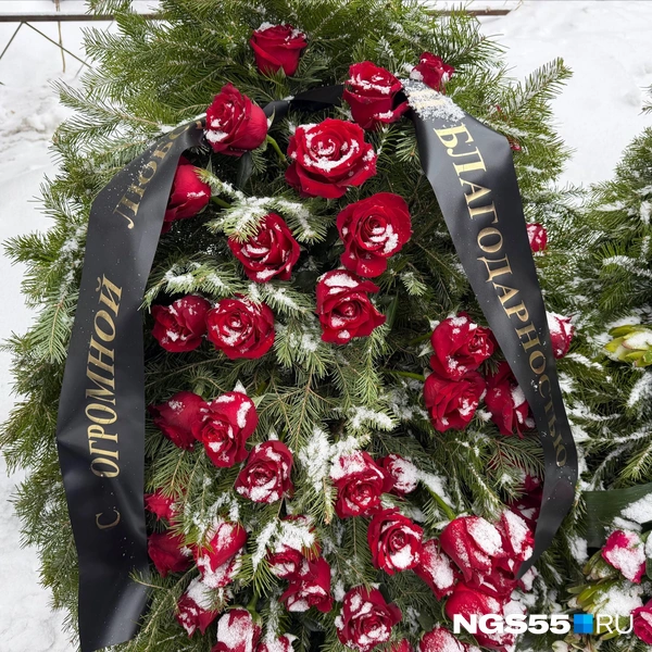 Среди множества венков найдется несколько с лентами  | Источник: Евгений Софийчук / NGS55.RU