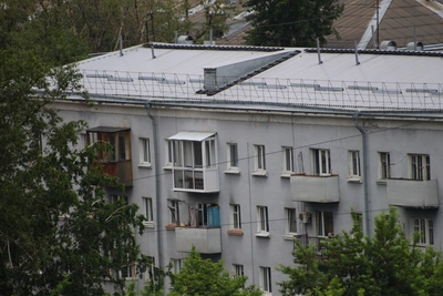 Крышу дома в Северо-Курильске починили досрочно