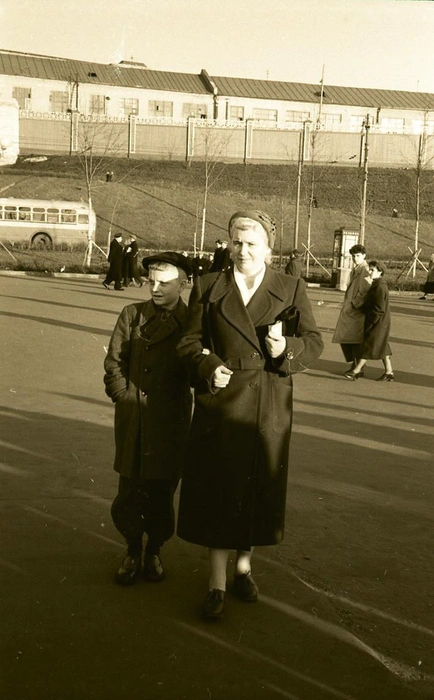 Фото на память в лучших нарядах на фоне Станкозавода | Источник: фотофонд Самарского областного государственного архива социально-политической истории