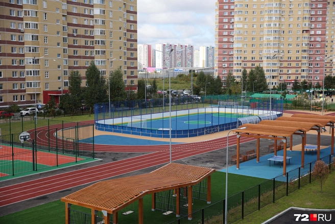 На улице есть свой небольшой стадион | Источник: Ирина Шарова/ 72.RU