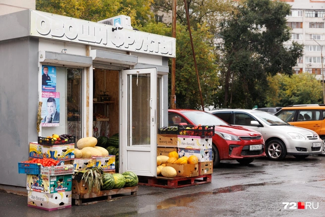 Продавцы в ларьках говорят, что кизил у них был в наличии, но эти ягоды быстро раскупают — они махом заканчиваются | Источник: Ирина Шарова / 72.RU