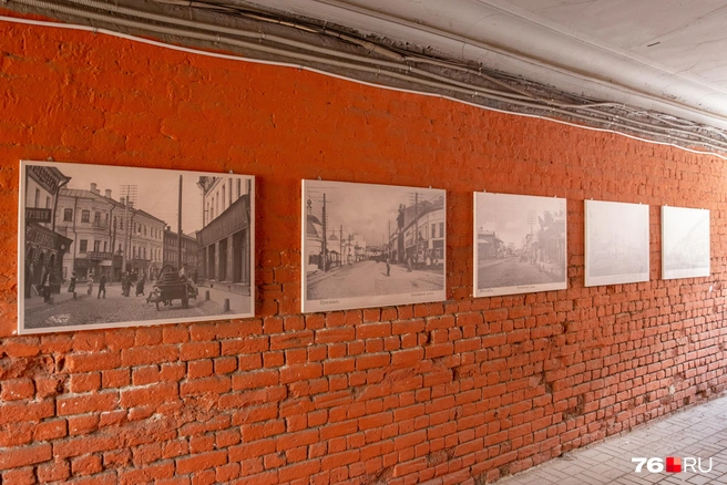 Здесь висят ретро фотографии Ярославля | Источник: Кирилл Поверинов / 76.RU