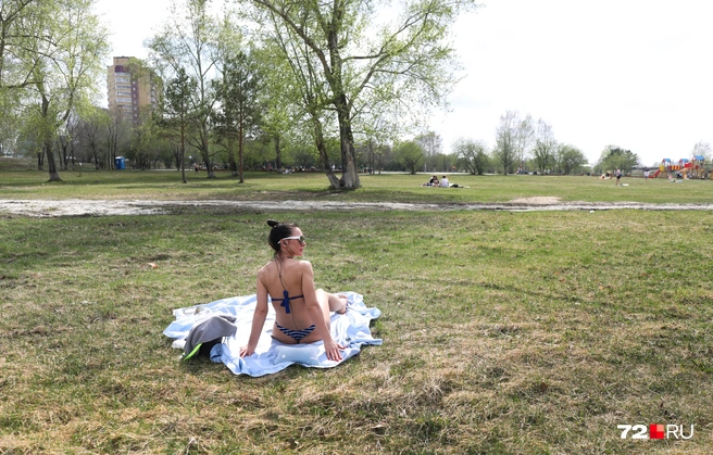 В городе сегодня было облачно, но временами выглядывало жгучее солнце, которое даже припекало | Источник: 72.RU