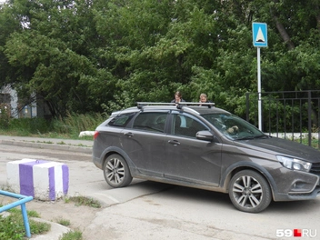 Машинам приходится ехать очень медленно, чтобы не повредить подвеску | Источник: Кирилл Хафизов / 59.RU