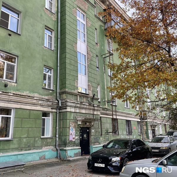 Ремонтом фасада не занимались очень давно | Источник: Алёна Золотухина / NGS.RU