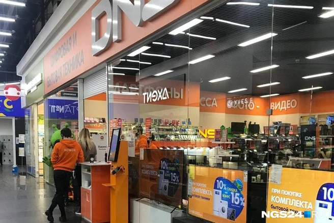 «Островком ограничений» в ПокровSky стал отдел техники. Продавцы проверяют у входящих QR-коды | Источник: Татьяна Стриганова / NGS24.RU