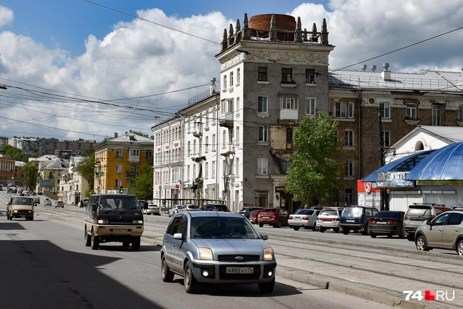 В лесах стоит и дом с ротондой, которую пока убрали (видимо, будут восстанавливать)  | Источник: Артем Краснов