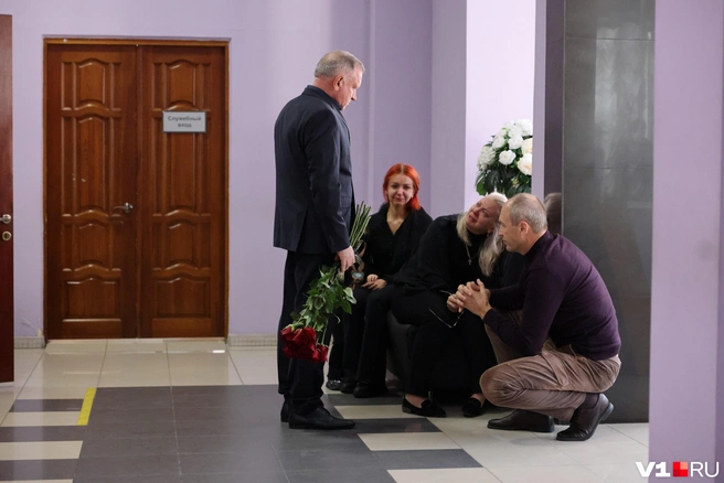 Валерий Бахин приносит соболезнования жене генерала | Источник: Алексей Волхонский / V1.RU