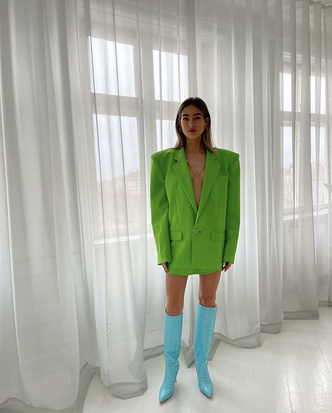 Для тех, кому не хватает красок: стилист Эмили Синдлев вдохновит вас на покупку неонового пиджака, даже если вы любитель классики