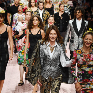 Карла Бруни, Моника Беллуччи и другие звезды в показе Dolce & Gabbana SS 2019