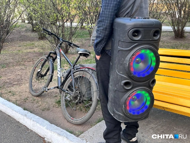 Максим отказался фотографироваться и разрешил снять его только без лица | Источник: Александр Хамраев / CHITA.RU