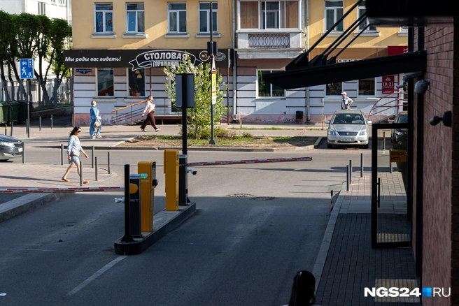 В целом, по данным УДИБ, плоскостные платные парковки в Красноярске заполнены меньше чем наполовину | Источник: Мария Ленц / NGS24.RU