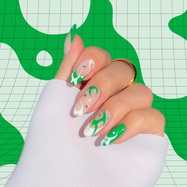 Белый + зеленый — самое модное сочетание цветов для маникюра на лето 2023
