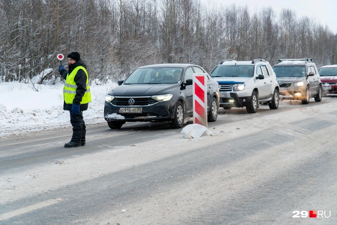 На период ремонта хотели организовать светофорное движение, но побоялись пробок | Источник: Кристина Полевая