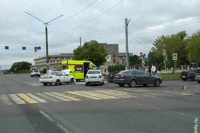 Автомобиль перевернулся в Череповце из-за ДТП