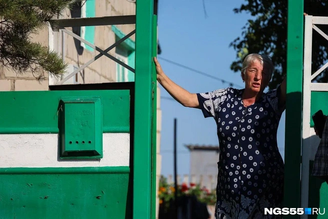 Людмила Газарян всю жизнь прожила в Сергеевке, а теперь считается старостой деревни  | Источник: Евгений Софийчук / NGS55.RU 