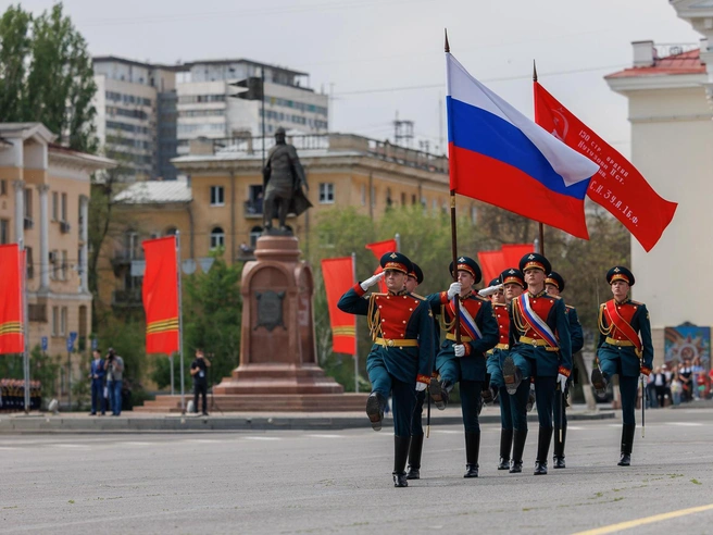 На площадь вынесли флаг России и копию Знамени Победы. | Источник: Алексей Волхонский / V1.RU