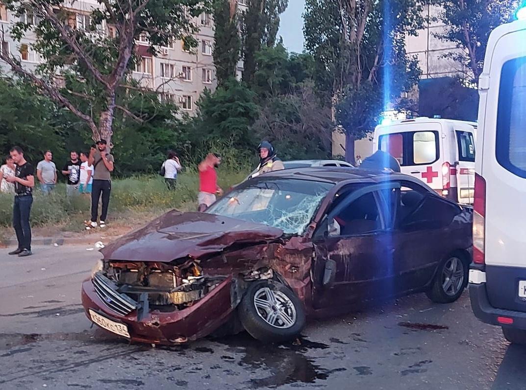 Жесткая авария в Дзержинском районе Волгограда. Известно минимум о двух  пострадавших - 23 июня 2022 - V1.ру