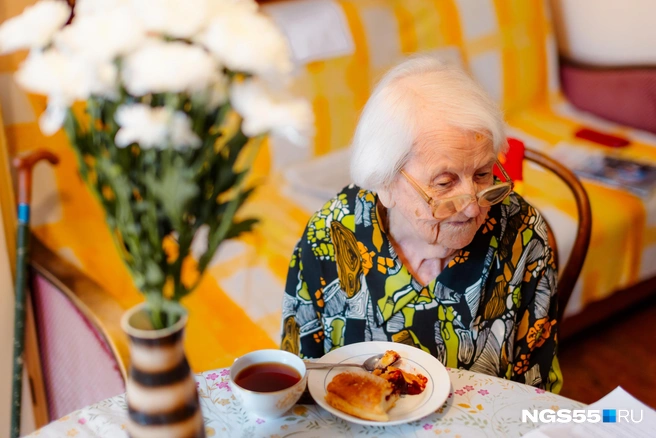 В свои почти 100 лет женщина остается очень общительной | Источник: Кирилл Башинский / NGS55.RU