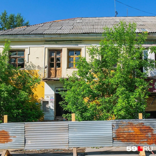 На Танкистов, 20 хулиганы разбили окна | Источник: Тимофей Калмаков / 59.RU