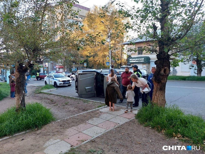 Участников ДТП осматривает скорая, о пострадавших ничего неизвестно | Источник: Олег Федоров