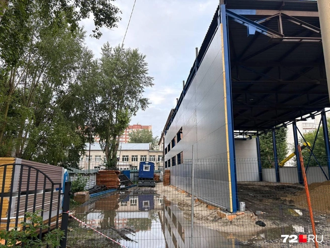 Жители центра, а вы помните это недостроенное здание, которое стояло без дела долгие годы? Тут сейчас идет активная стройка | Источник: Мария Токмакова /72.RU