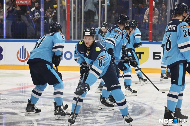 Перед началом матча хоккеисты выходили на лёд на раскатку | Источник: Александр Ощепков / NGS.RU