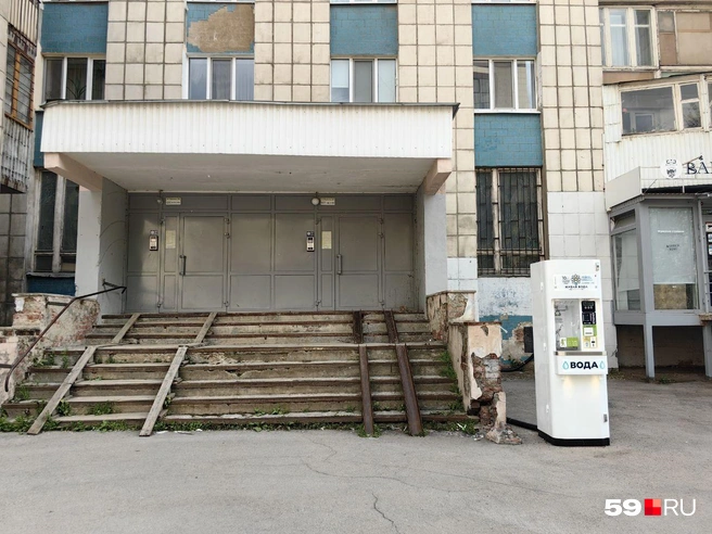 Наша героиня живет в правом крыле здания | Источник: Василина Любимова / 59.RU