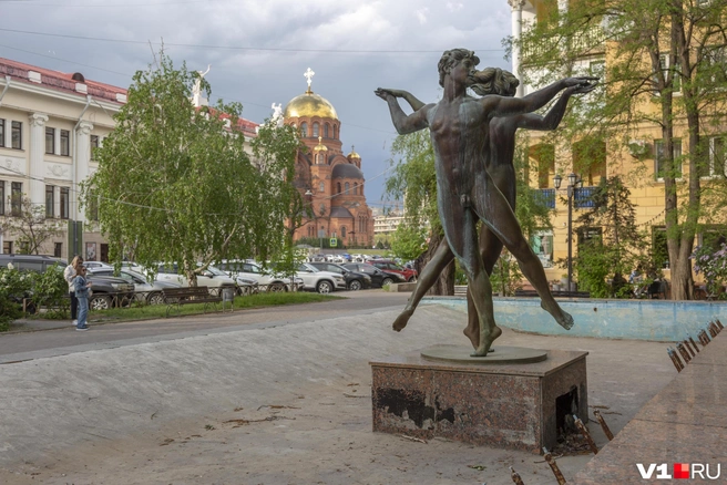 Прокуратура нашла угрозу в неогороженных конструкциях фонтана | Источник: Константин Завриков / V1.RU