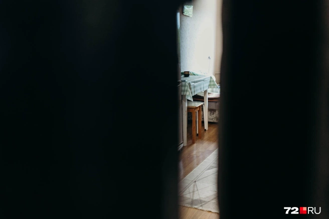 Попытались заглянуть в открытую дверь. Обстановка в комнате достаточно скромная | Источник: Ирина Шарова / 72.RU