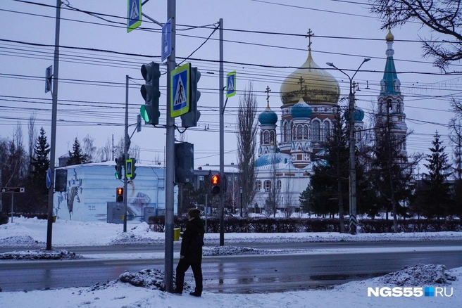 Этот парень понимает, что безопасность должна быть превыше всего. И если горит красный, значит нужно ждать, даже несмотря на пустую проезжую часть | Источник: Евгений Софийчук