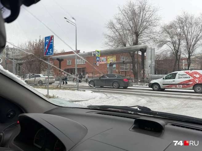 Дорожные знаки на переходе в изобилии, но от несчастного случая это не спасло | Источник: читатель 74.RU