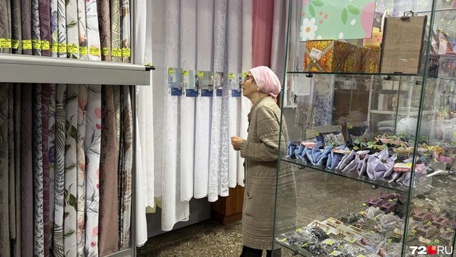 Есть и большой отдел с тканями и всевозможной фурнитурой для швей | Источник: Дарья Макеева / 72.RU