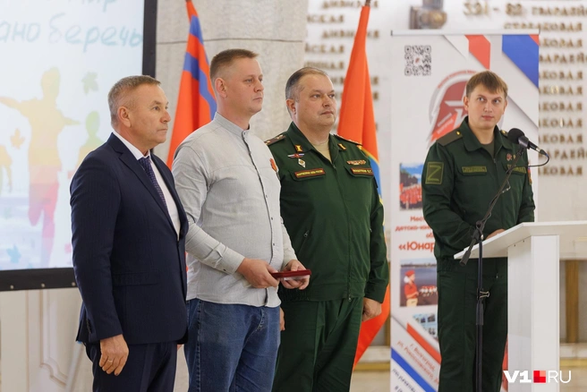 Медали и ордена впервые в этом зале вручил новый военный комиссар Волгоградской области | Источник: Алексей Волхонский / V1.RU