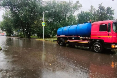 В Липецке коммунальщики откачивают воду после дождя