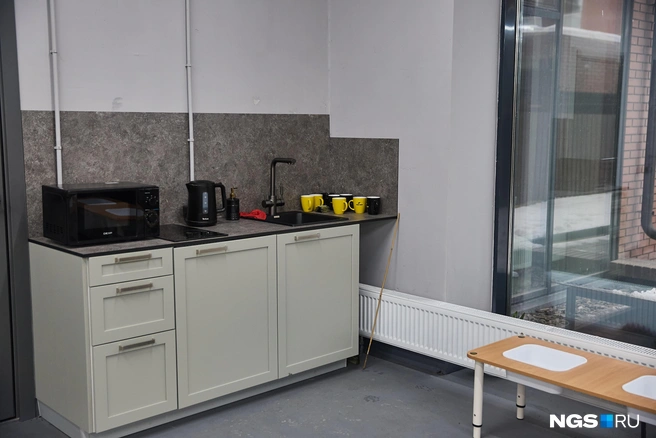 В мастерской есть небольшая кухня&nbsp;— гости любят устраивать чаепития после занятий | Источник: Александр Ощепков / NGS.RU 