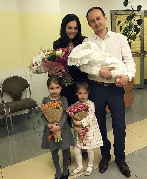 «Я вожу в машине твоих же детей!»: Блогер Карина Палецких отбила у мужа-летчика дом и авто