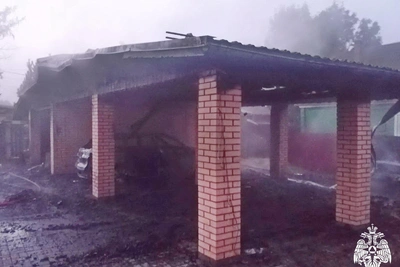 Пожар в Гагарине уничтожил гараж и две машины