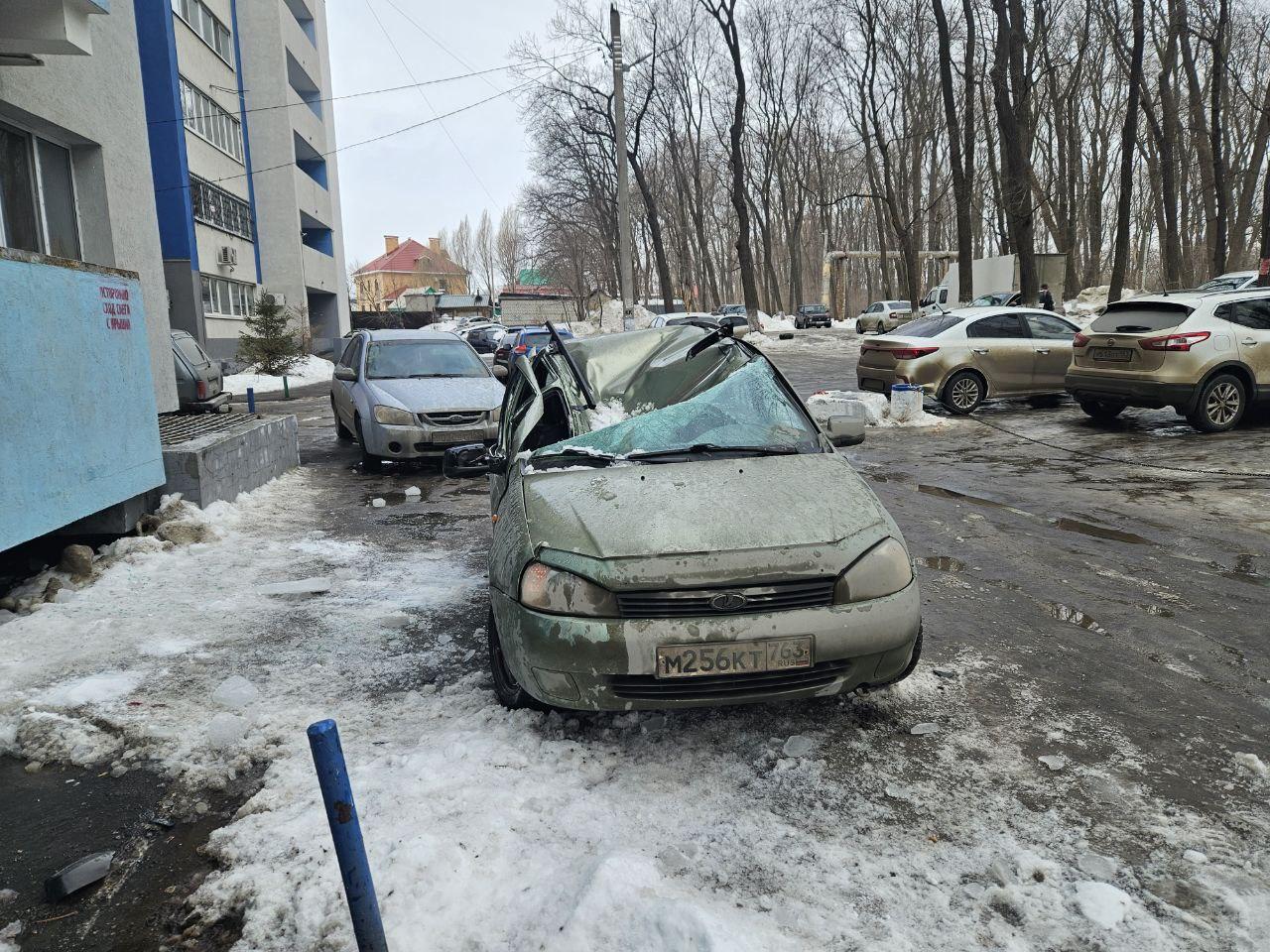 В Самаре глыба льда уничтожила автомобиль - 25 марта 2024 - 63.ру