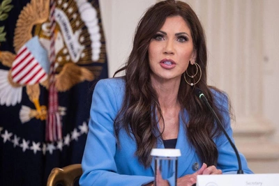 Кристи Ноэм осмеяли за контракт на стену Трампа