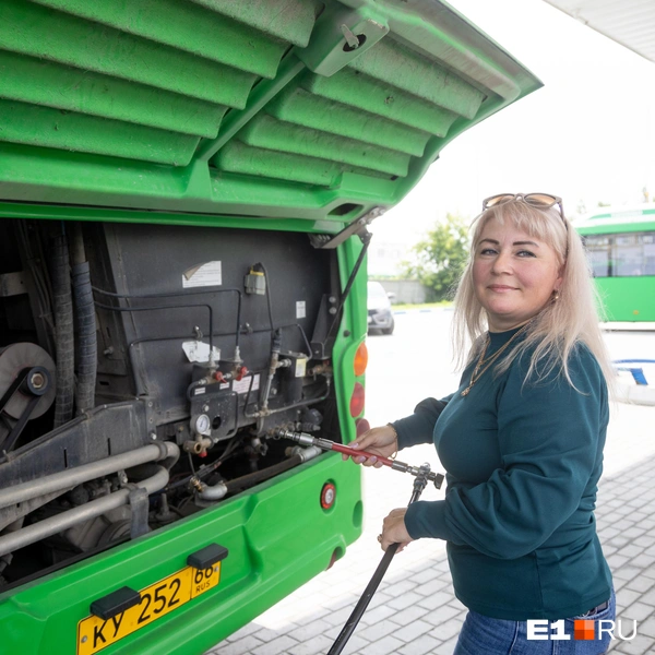 Заправляется он газом. Причем ощутимо дольше обычных автобусов: полчаса вместо 10 минут | Источник: Владислав Лоншаков / E1.RU