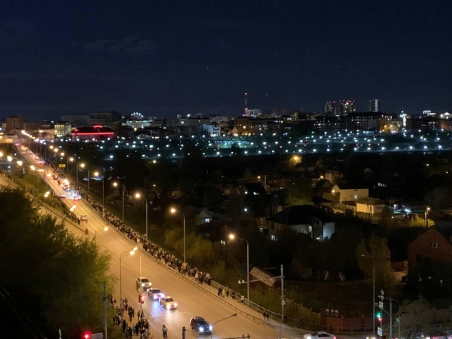 Тюменцы встали, чтобы посмотреть салют | Источник: Читатель 72.RU