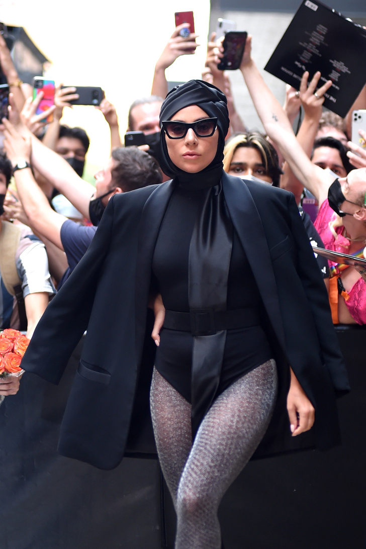 Шелковый тюрбан и платформа в 23 см: Леди Гага вновь практикует походку на невозможных каблуках