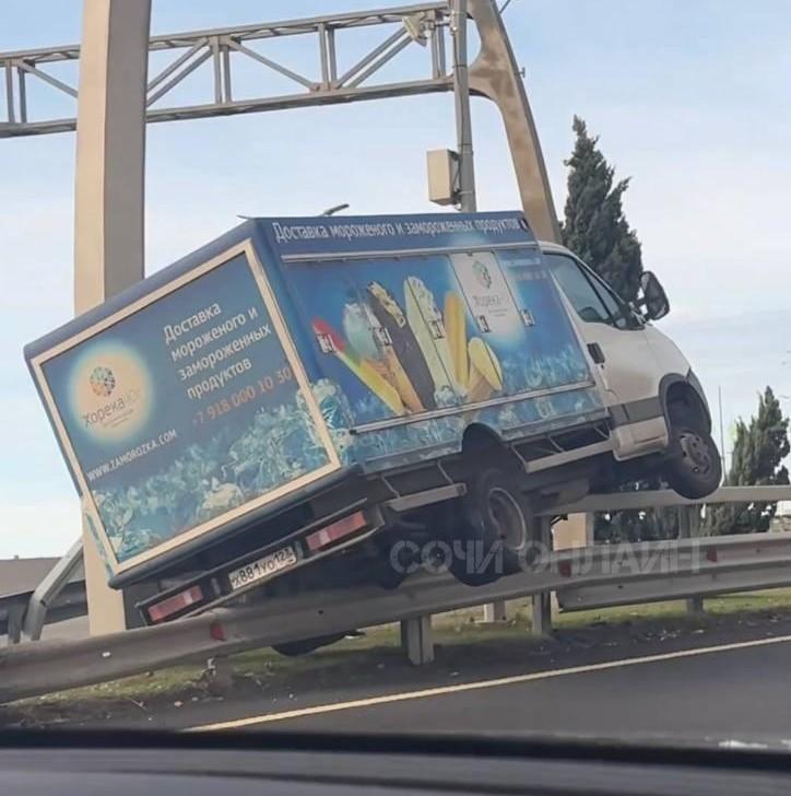 В Сочи грузовик повис на заборе