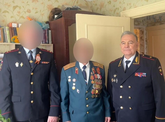 Сергей Мальков вместе с коллегами поздравлял ветерана Великой Отечественной войны | Источник: Подмосковная полиция / T.me