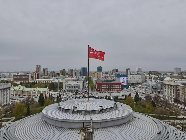 Аналогичное знамя было водружено над Рейхстагом 1 мая 1945 года | Источник: Александр Ощепков / NGS.RU